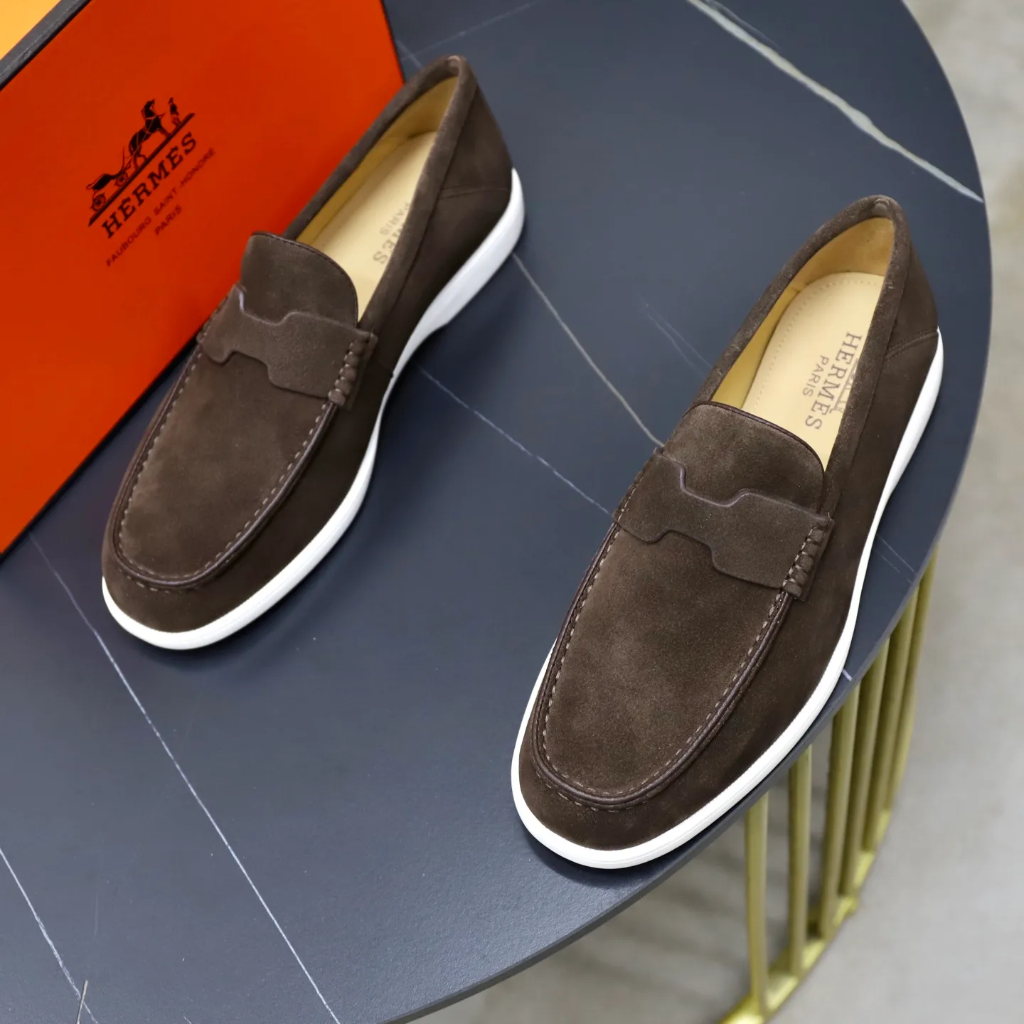 Ex-factory price: 540💰Hermès/Hermès slip-on men's shoes. This shoe is made of imported cow suede leather, with simple and smooth lines, and a 3CM rubber foam ultra-light sole combined with aerodynamic design! Youthful and fashionable, H button decoration, contrasting leather embellishment on the heel, calf lining to gently wrap your feet, with embossed logo cowhide feet, leather rock strips, casual and urban style, highlighting youthful vitality, sports and leisure version, super versatile Size number: 38-39-40-41-42-43-44 Standard leather shoe size (45 can be customized but does not support returns)